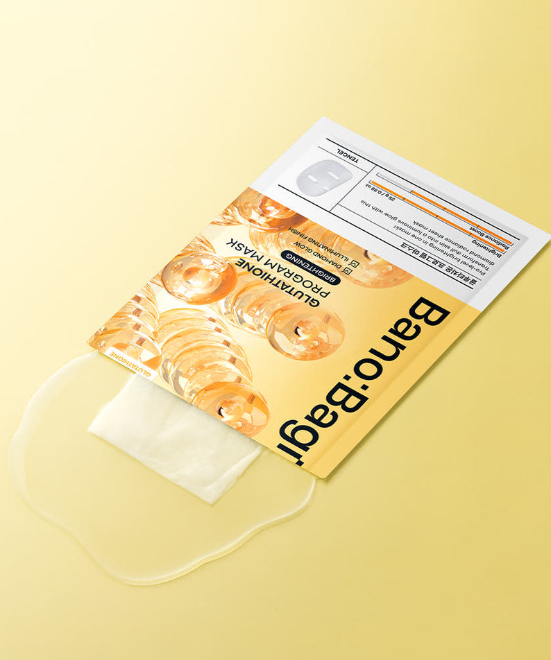 BANOBAGI White Jade Injection Mask de la marque Banobagi, masque en tissu sur fond jaune, vue produit