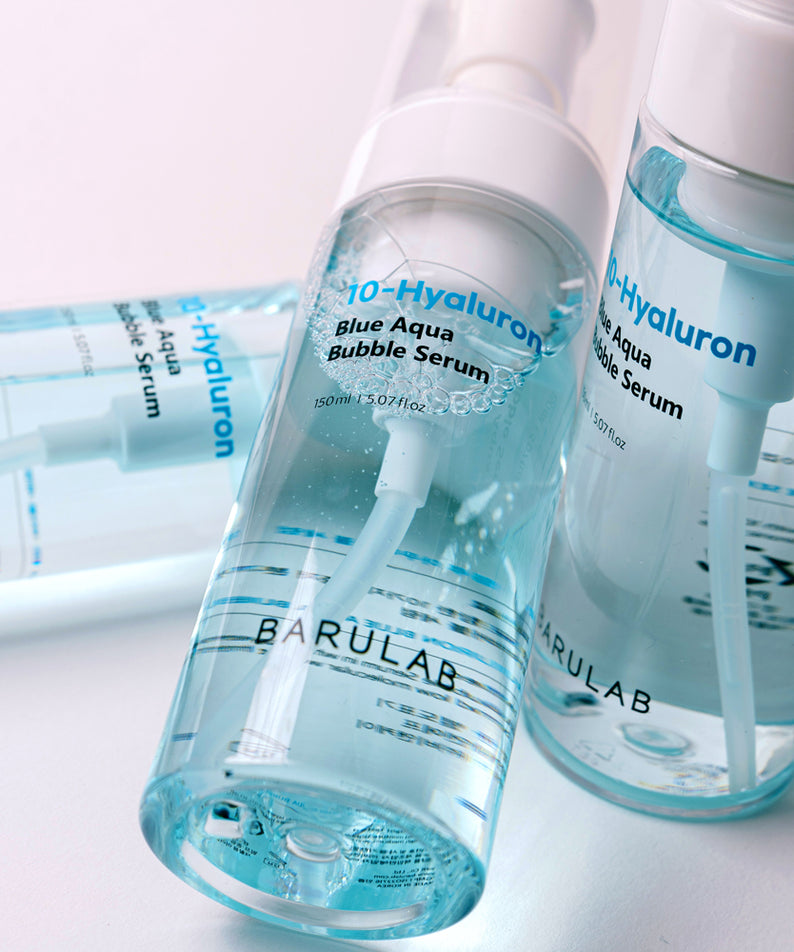 Flacon du sérum BARULAB 10-Hyaluronic Acid Blue Aqua Bubble Serum, soin hydratant intense en verre transparent.
