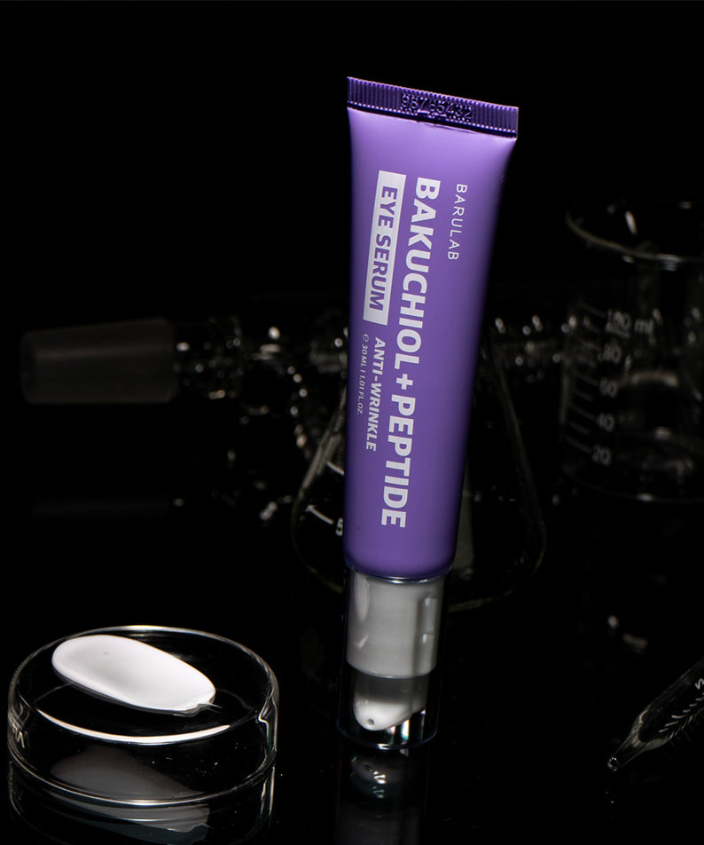 Flacon du BARULAB Bakuchiol Peptide Wrinkle Eye Serum 30ml présenté sur fond noir élégant