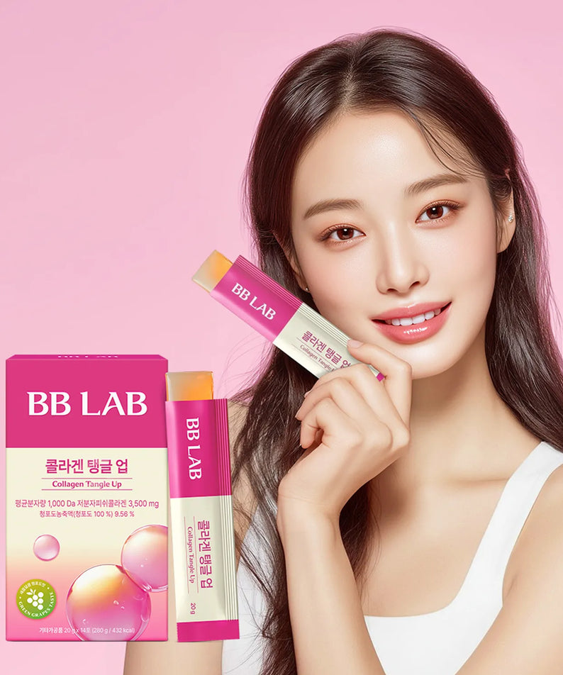 BB LAB Collagen Tangle Up Jelly Stick 14 Packs, BB LAB, stick et boîtes sur fond rose avec modèle visage en beauté.