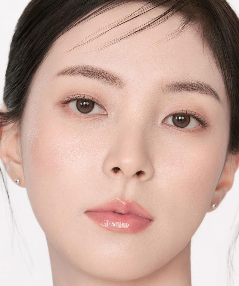 Femme portant le BBIA Eau Glow Cushion pour un teint éclatant et naturel.