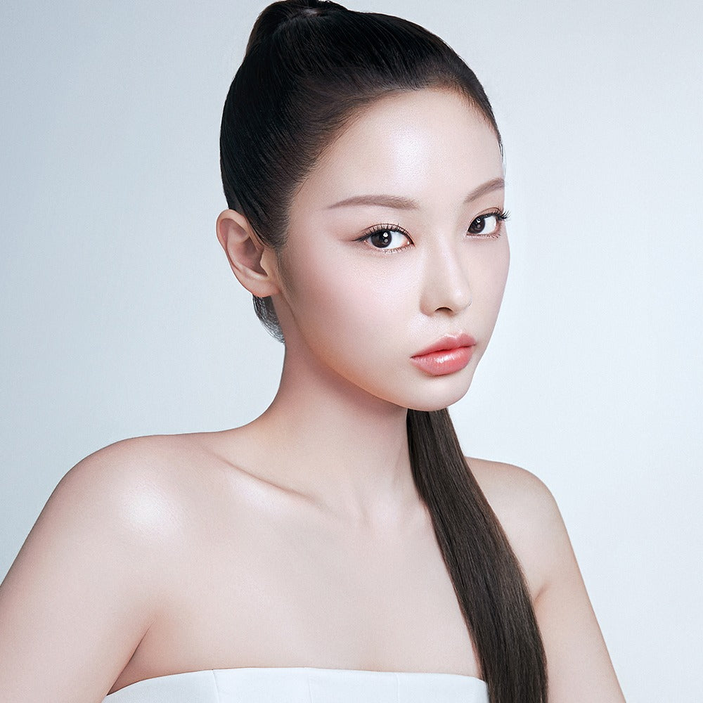 BBIA Oh Powder Pact, maquillage poudre visage BBIA sur modèle, fond clair, photo produit beauté en gros plan.