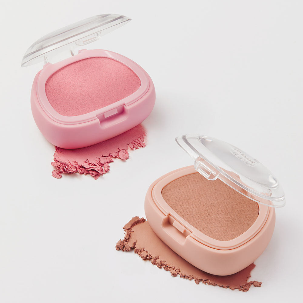 BBIA Perfect Match Blush de BBIA, poudres rose et beige dans leur boîtier, décor maquillage sur fond clair.