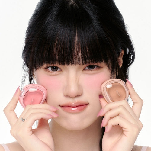 BBIA Perfect Match Blush, pack rose sur visage, maquillage frais, jeune femme, fond blanc