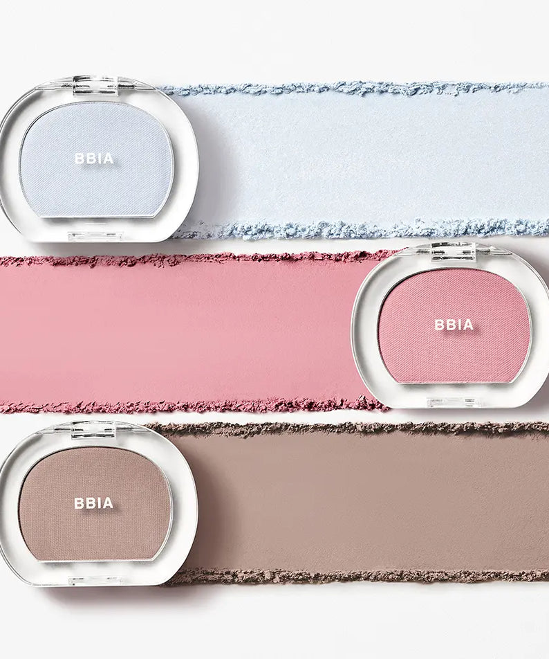 BBIA  Pia Last Blush 15 Colors de BBIA, fards en compacts sur rubans colorés, maquillage en présentation visuelle.