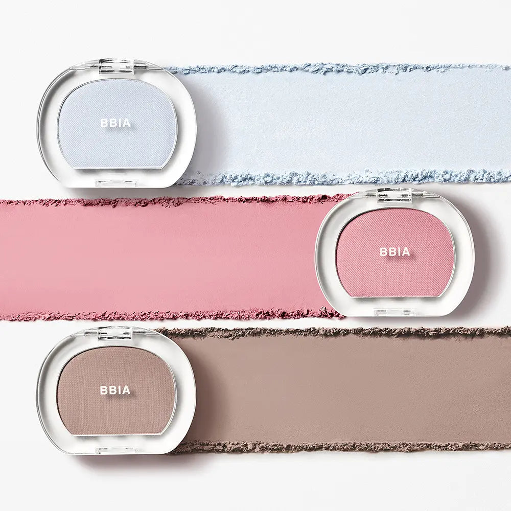 BBIA  Pia Last Blush 15 Colors de BBIA, fards en compacts sur rubans colorés, maquillage en présentation visuelle.