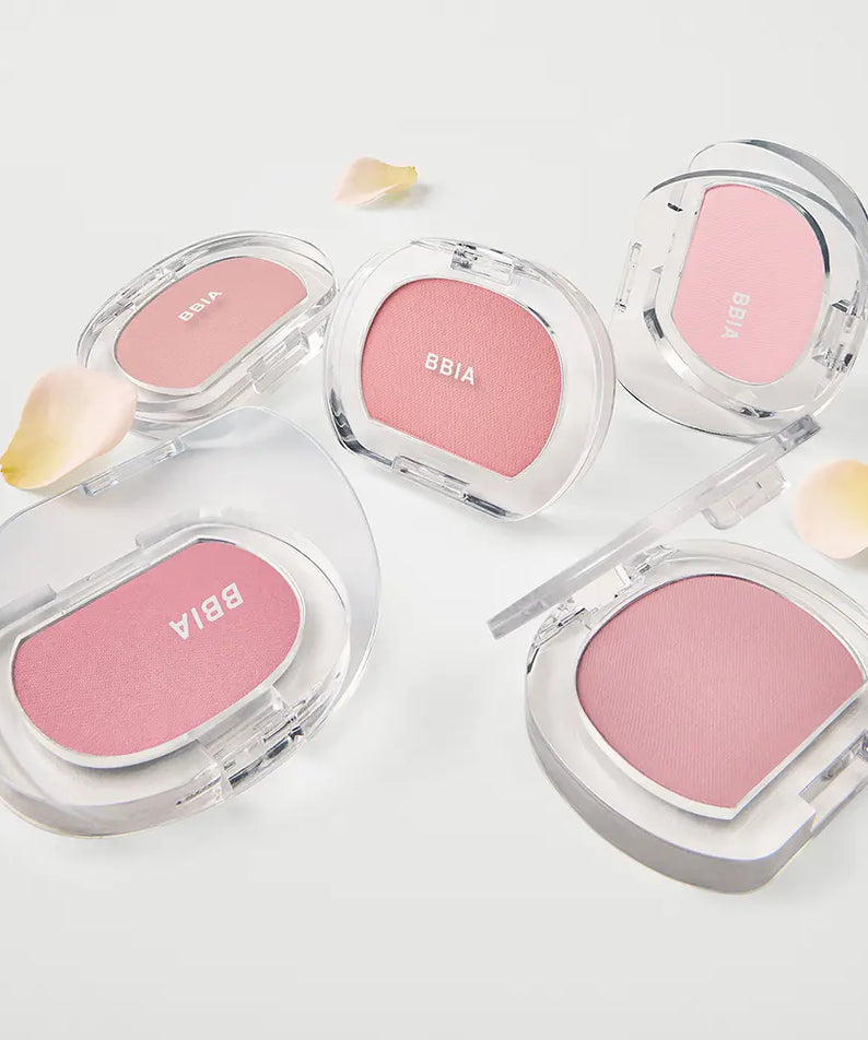 BBIA  Pia Last Blush 15 Colors, blush en poudres roses dans des boîtiers transparents, sur fond clair, fleurs et pétales