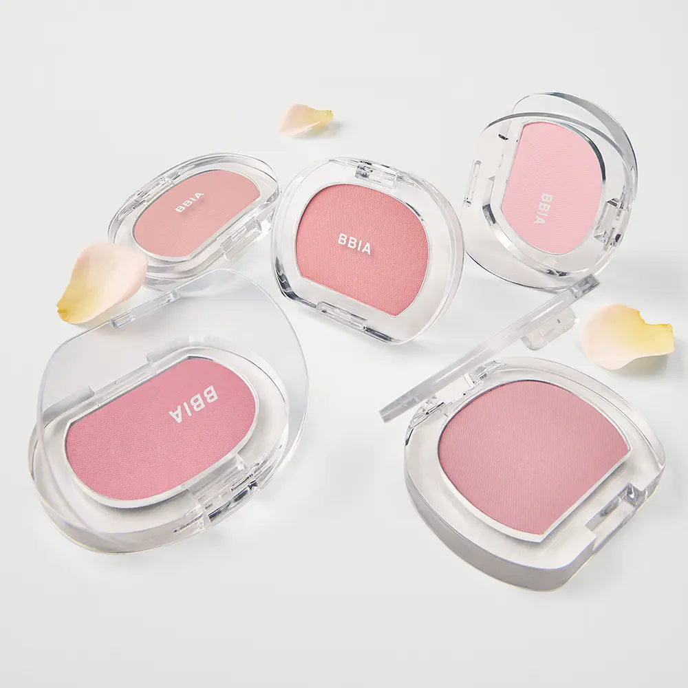 BBIA  Pia Last Blush 15 Colors, blush en poudres roses dans des boîtiers transparents, sur fond clair, fleurs et pétales