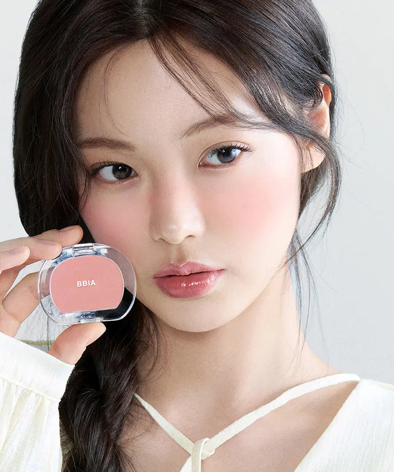 BBIA  Pia Last Blush 15 Colors sur une femme maquillée, présentation du blush BBIA en gros plan