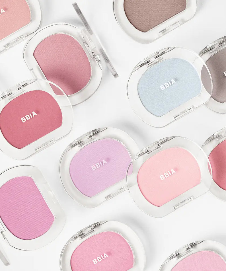 BBIA  Pia Last Blush 15 Colors : palette de blush BBIA en boîtiers transparents, tons roses et lilas sur fond blanc.