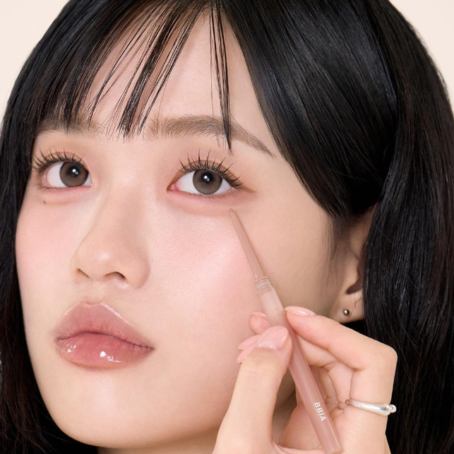 BBIA  Pia Nude Slim Eyeliner 9 Colors : maquillage nude sur le visage, application au pinceau, fond maquillage