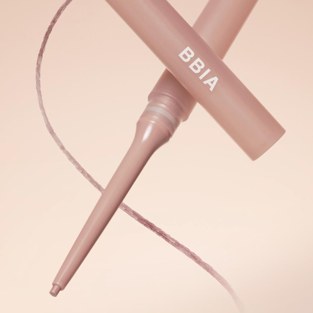 BBIA  Pia Nude Slim Eyeliner 9 Colors : eyeliner nude BBIA avec embout précis, visuel maquillage sur fond clair