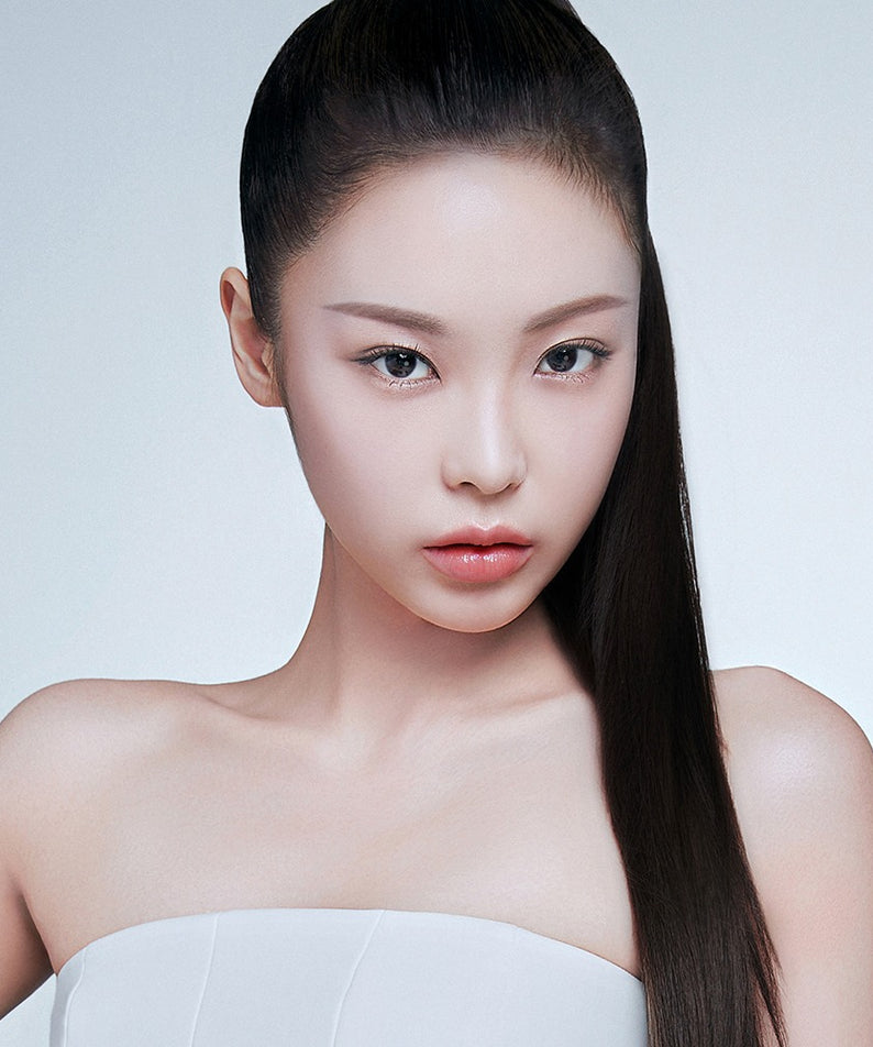 Modèle avec maquillage léger utilisant BBIA Oh Powder Pact pour une finition lisse et sans défaut.