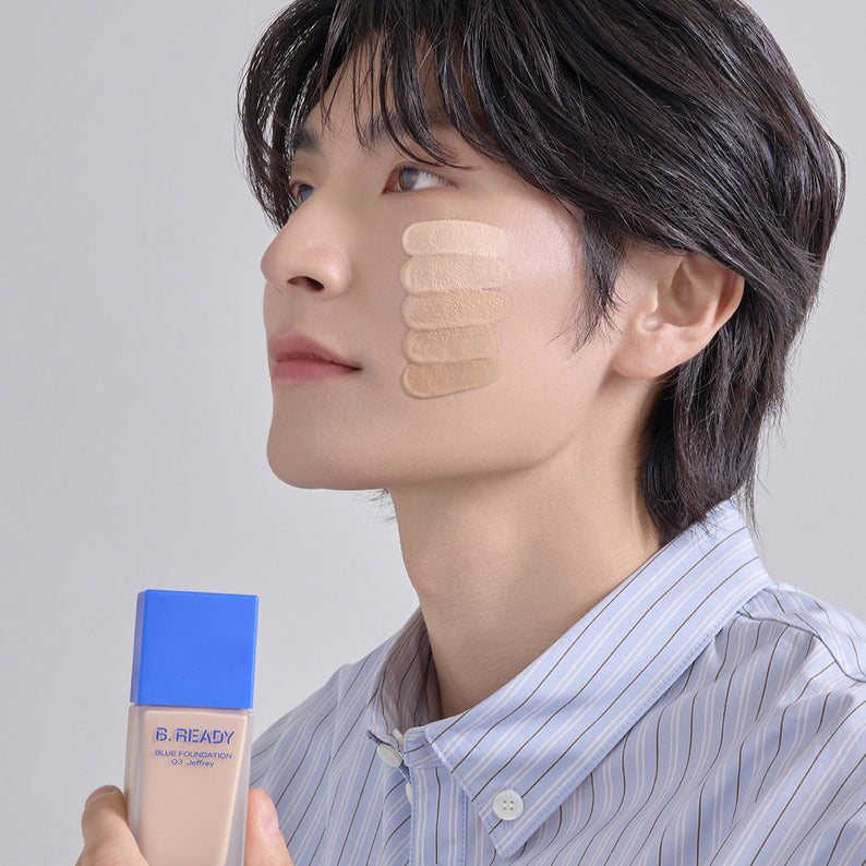 Homme utilisant BE.READY Blue Foundation SPF27/PA++ 35ml pour tester les nuances sur la peau.