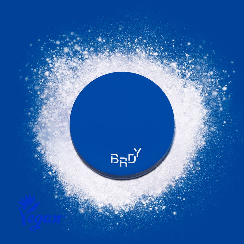 BE.READY Blue Sebum Powder 7g - poudre vegan avec couvercle bleu sur fond de poudre blanche.