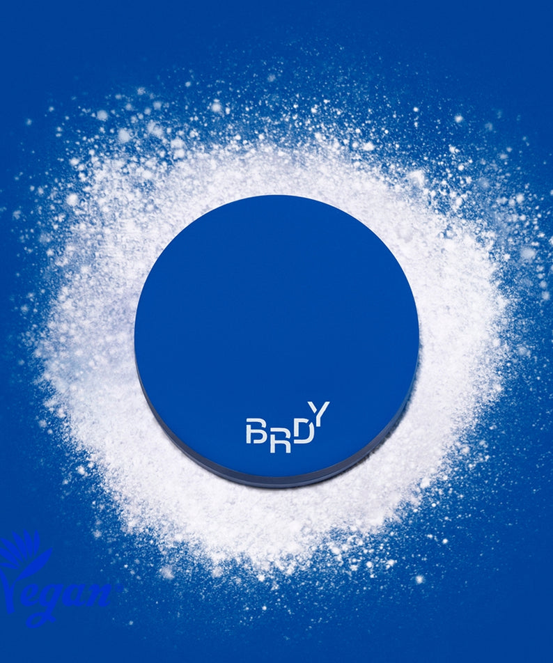 BE.READY Blue Sebum Powder 7g - poudre vegan avec couvercle bleu sur fond de poudre blanche.