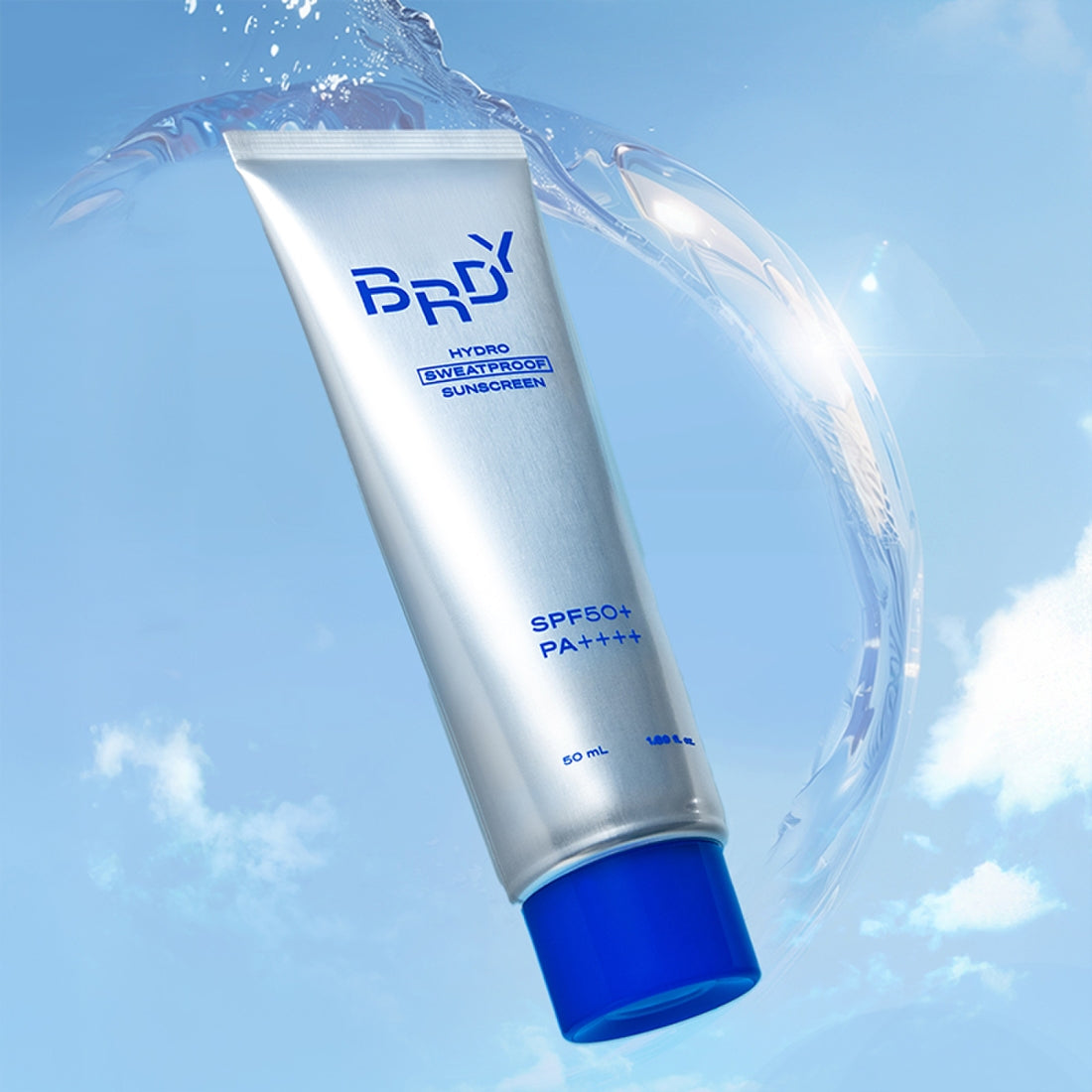 BE.READY NEW Hydro Sweatproof Sunscreen 50ml flottant sur fond bleu ciel, tube argenté, protection solaire haute performance.