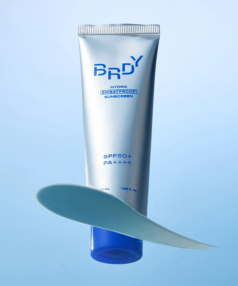 BE.READY NEW Hydro Sweatproof Sunscreen 50ml, crème solaire imperméable hydrofuge, tube de 50ml sur fond bleu clair.