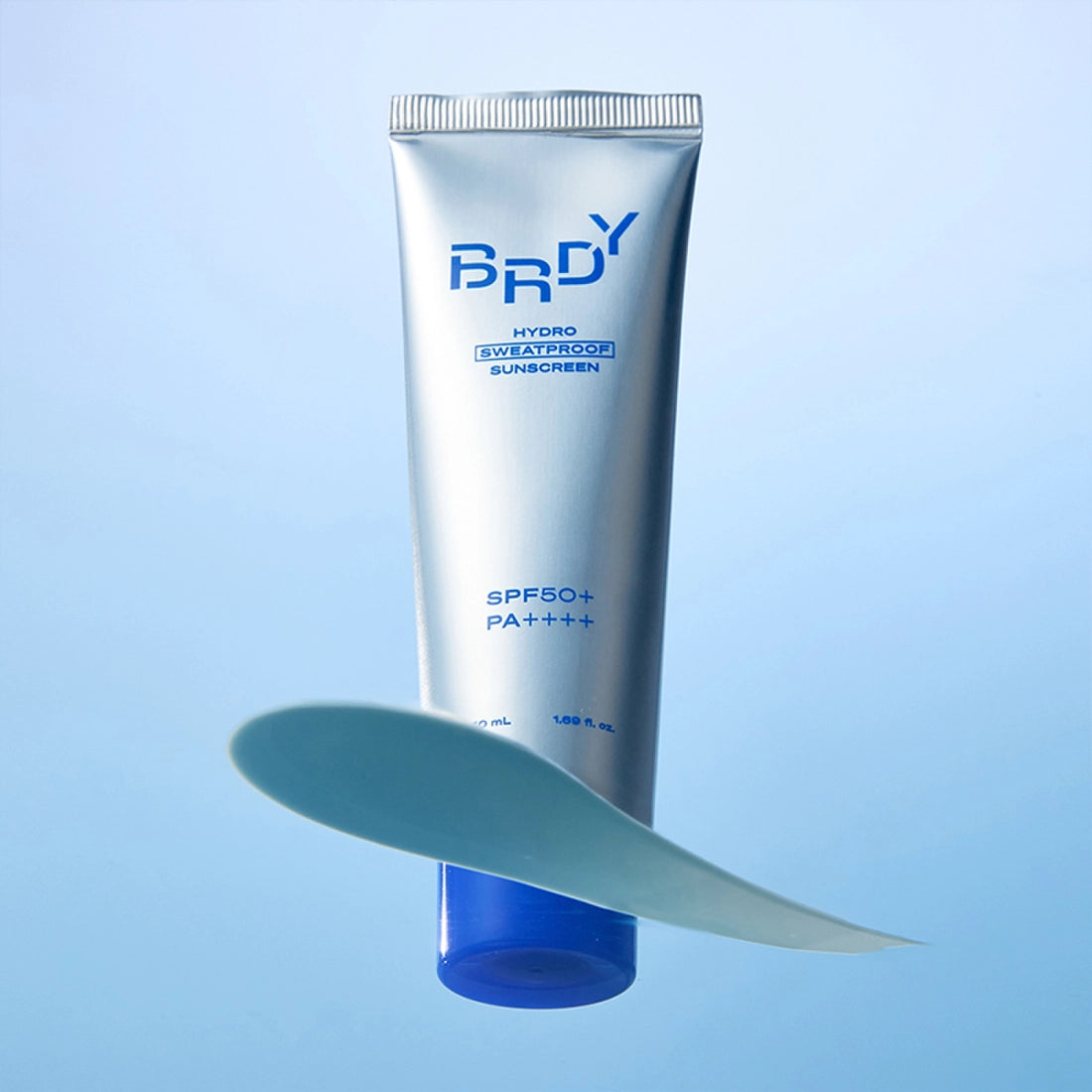 BE.READY NEW Hydro Sweatproof Sunscreen 50ml, crème solaire imperméable hydrofuge, tube de 50ml sur fond bleu clair.