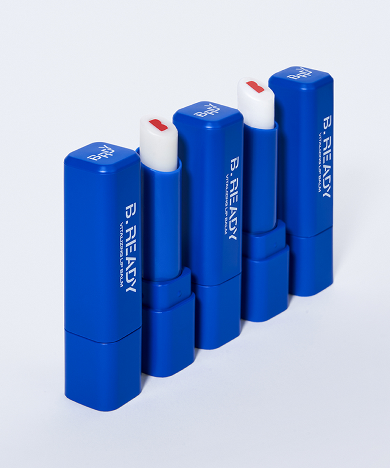 Quatre tubes de BE.READY Wake Up Vitality Lip Balm 3g en bleu, alignés verticalement sur un fond blanc.
