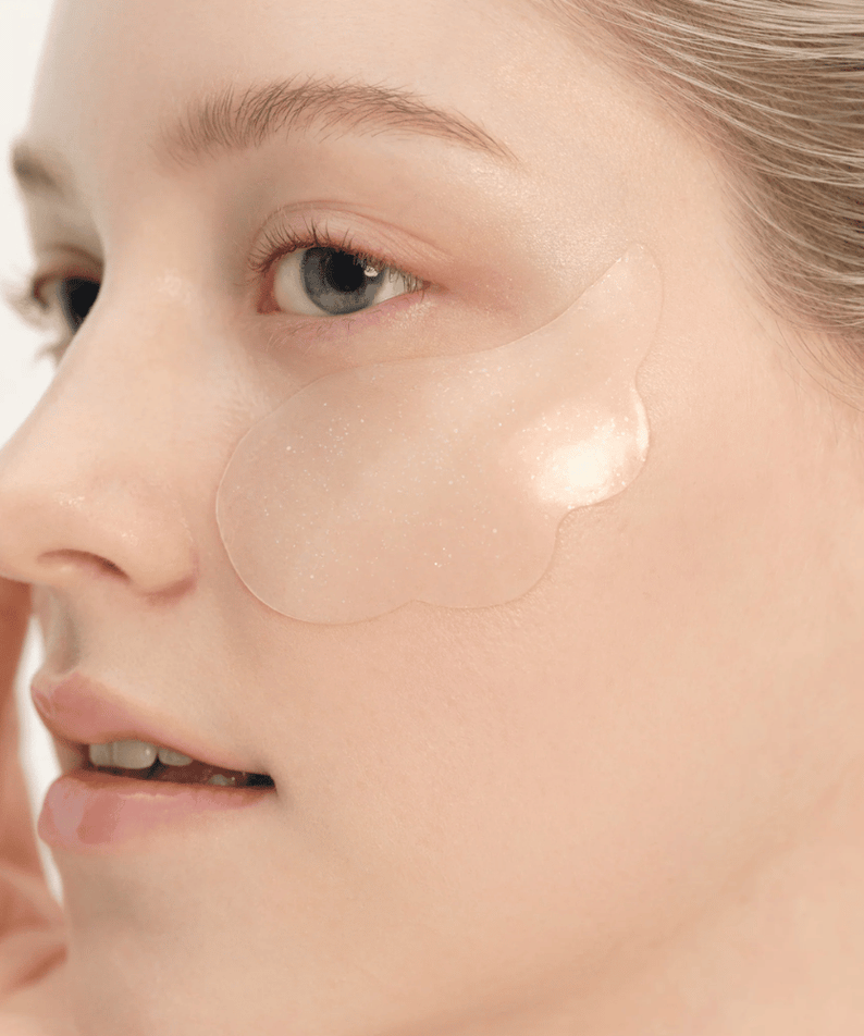 BEAUTY OF JOSEON Ginseng Retinal Elasticity Eye Patch 60 Sheets : patchs hydratants sur le visage, modèle en gros plan.