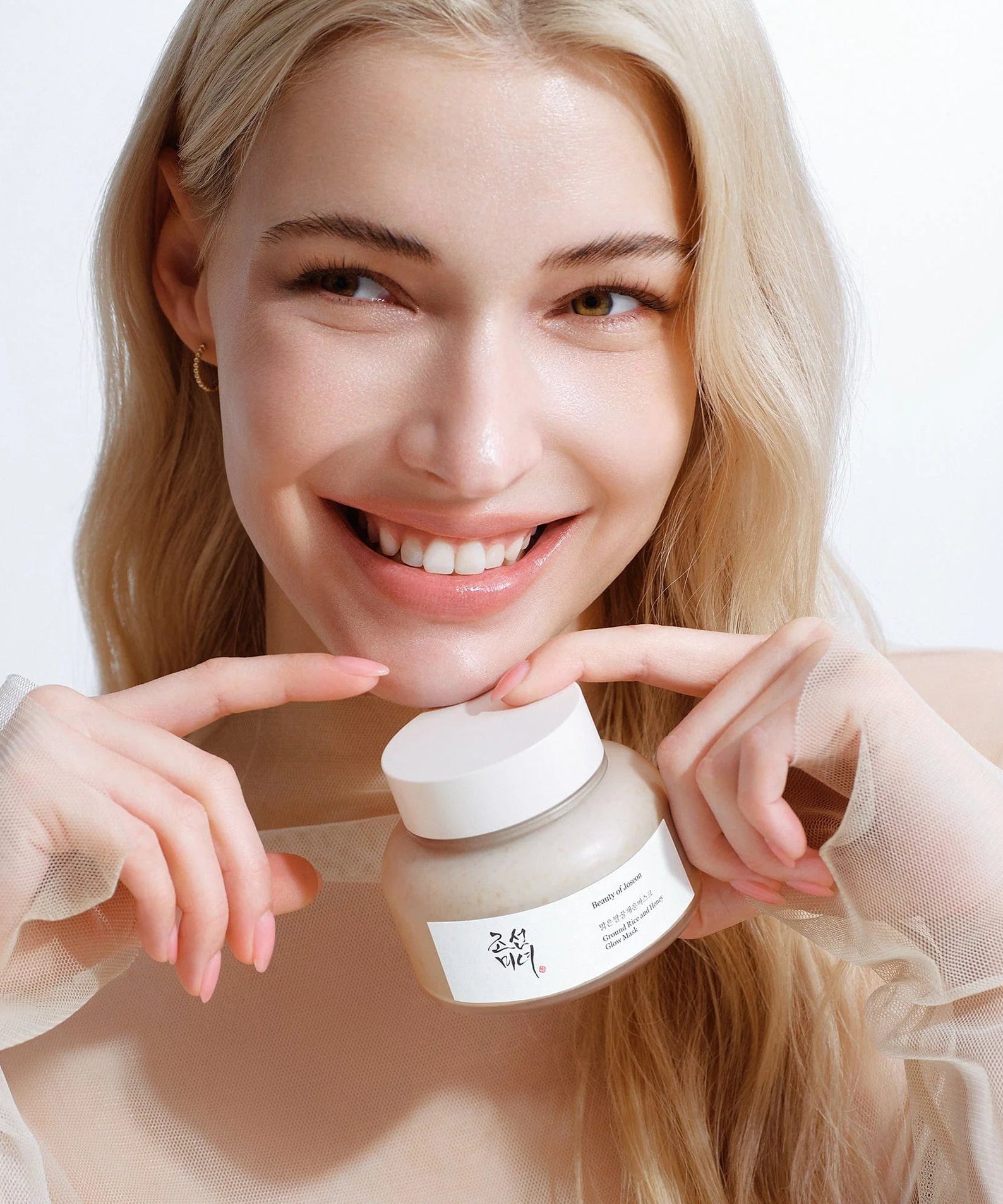 BEAUTY OF JOSEON Ground Rice and Honey Glow Mask 150ml, femme souriante tenant un pot, contexte beauté visage, en studio