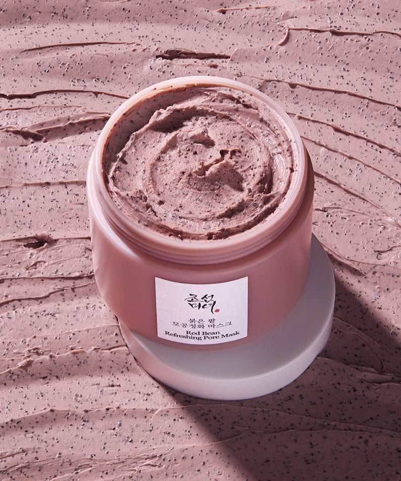BEAUTY OF JOSEON Red Bean Refreshing Pore Mask 140ml, masque à l’argile/pêté rouge à côté d’un pot sur fond violet.