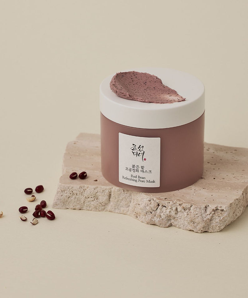 BEAUTY OF JOSEON Red Bean Refreshing Pore Mask 140ml, pot crème rouge sur socle beige, haricots rouges, marque visible