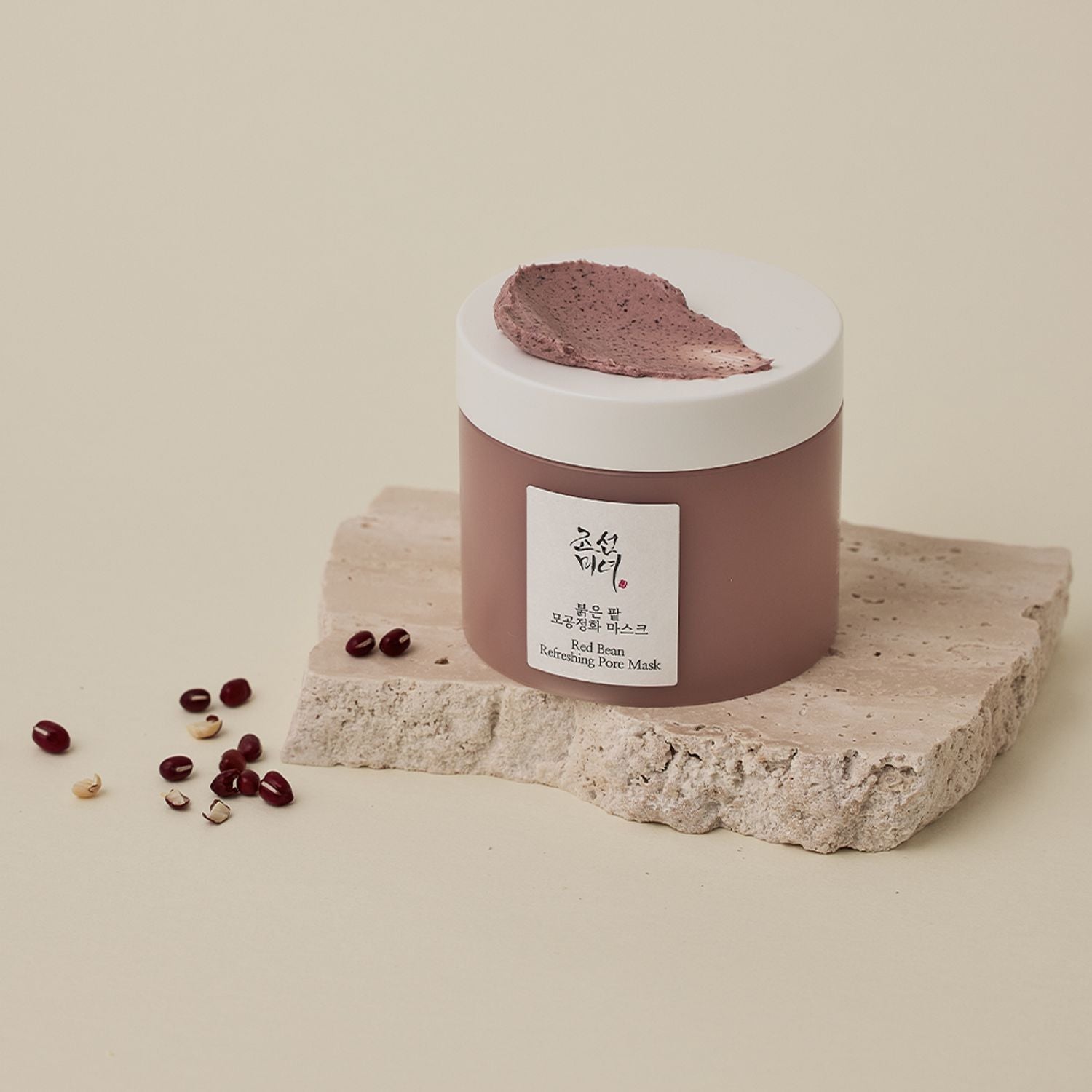 BEAUTY OF JOSEON Red Bean Refreshing Pore Mask 140ml, pot crème rouge sur socle beige, haricots rouges, marque visible