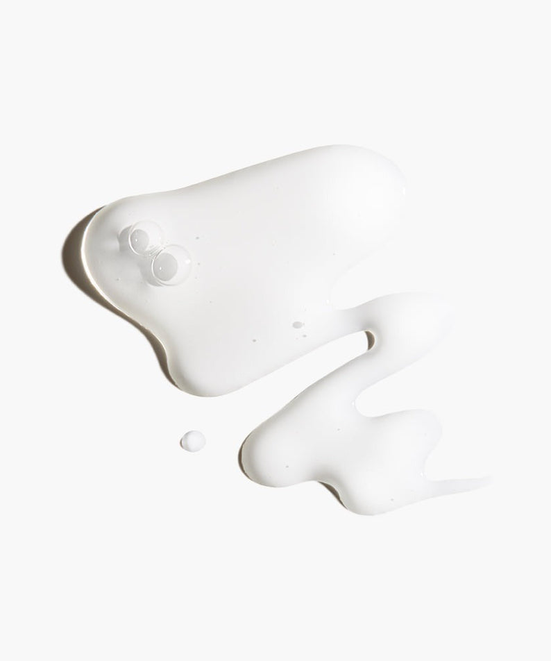 Décris l'image en français : BEAUTY OF JOSEON Rice Bran Water Clear Serum: Rice Bran Water + Alpha-Arbutin, sérum liquide blanc sur fond clair.