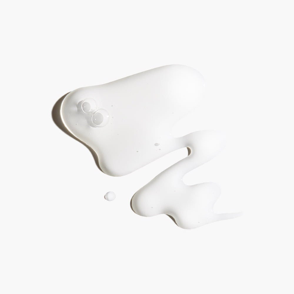 Décris l'image en français : BEAUTY OF JOSEON Rice Bran Water Clear Serum: Rice Bran Water + Alpha-Arbutin, sérum liquide blanc sur fond clair.