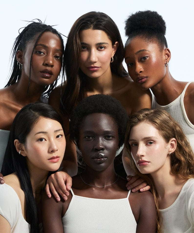 Diversité et beauté: groupe de femmes posant ensemble en blanc.
