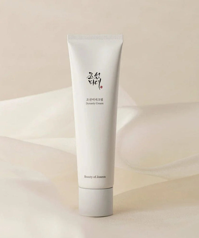 Crème BEAUTY OF JOSEON Dynasty Cream 100ml sur fond neutre, hydratant luxueux et apaisant pour une peau éclatante et douce.