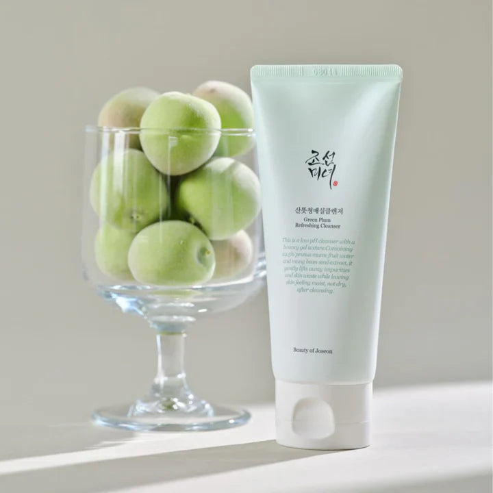 BEAUTY OF JOSEON Green Plum refreshing Cleanser 100ml, tube vert sur fond clair avec fruits de prunier.