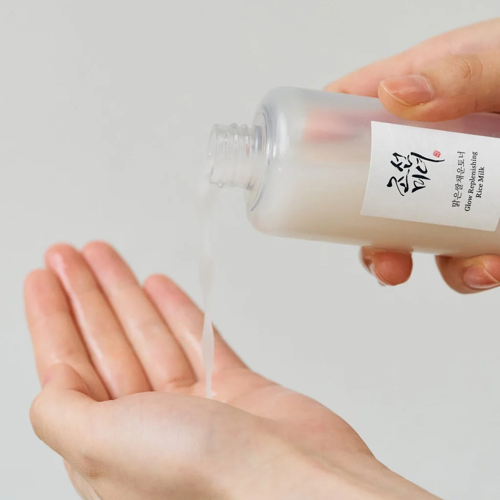 BEAUTY OF JOSEON Glow Replenishing Rice Milk 150ml, marque en flacon, mains appliquant une crème luisante, contexte soins.