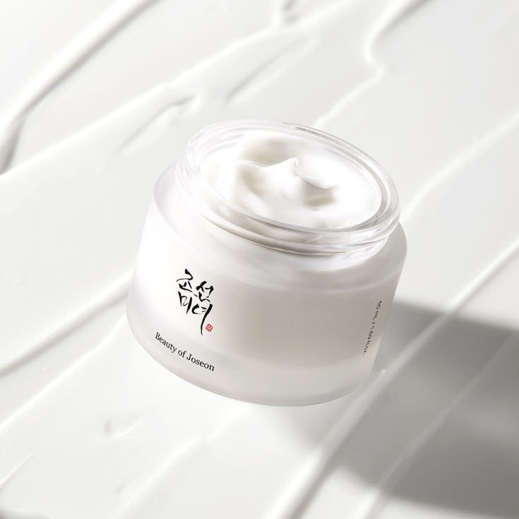 BEAUTY OF JOSEON Dynasty Cream 50ml de la marque, pot crème blanc sur fond lumineux avec texture crème.