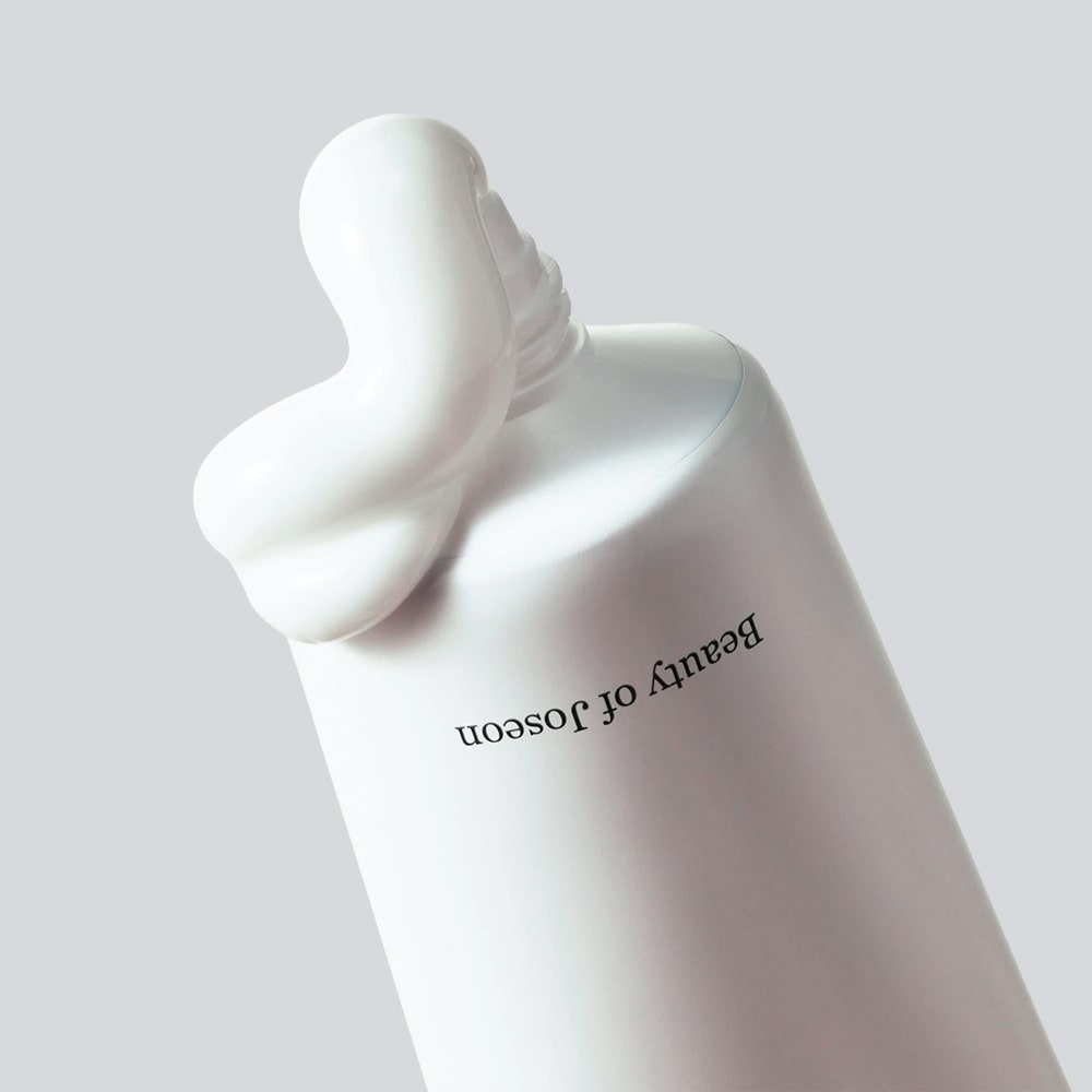 Décris l'image en français en mentionnant le produit, la marque et le contexte visuel : BEAUTY OF JOSEON Dynasty Cream 100ml sur fond clair.