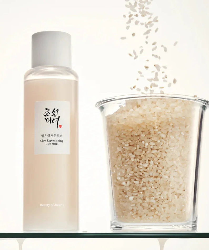 BEAUTY OF JOSEON Glow Replenishing Rice Milk 150ml, bouteille et grains de riz sur fond clair, ambiance beauté.