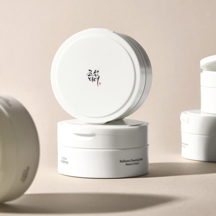 BEAUTY OF JOSEON Radiance Cleansing Balm 100ml, pot et baume de démaquillage sur fond beige, marque au centre