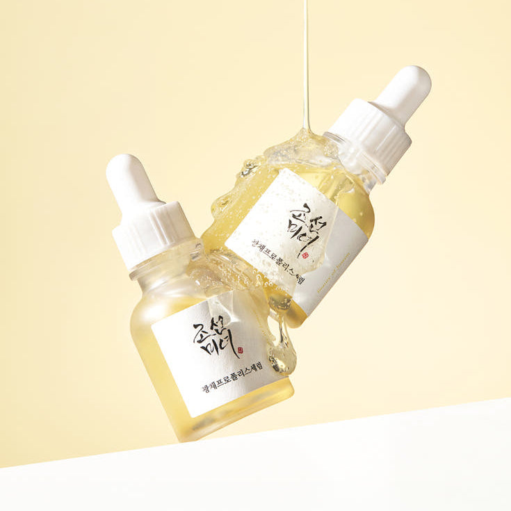 BEAUTY OF JOSEON Glow Propolis Serum 30ml, marque sur flacons gouttes sur fond beige lumineux (photo produit)