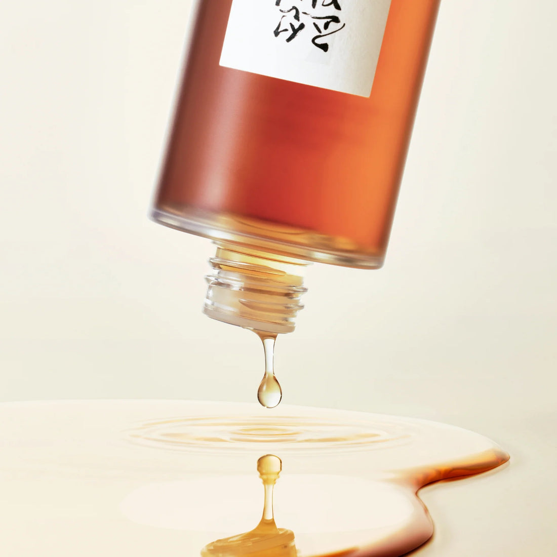 BEAUTY OF JOSEON Ginseng Essence Water 150ml, flacon brillance dorée, goutte d’essence sur fond clair, photo produit