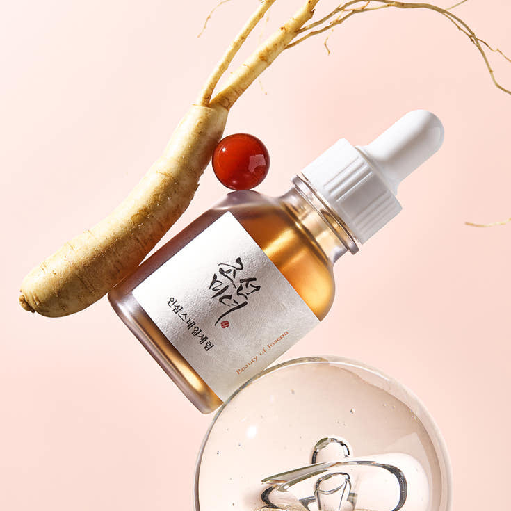 BEAUTY OF JOSEON Ginseng Snail Serum 30ml, flacon sérum sur fond rose, mise en scène beauté avec escargot/ginseng