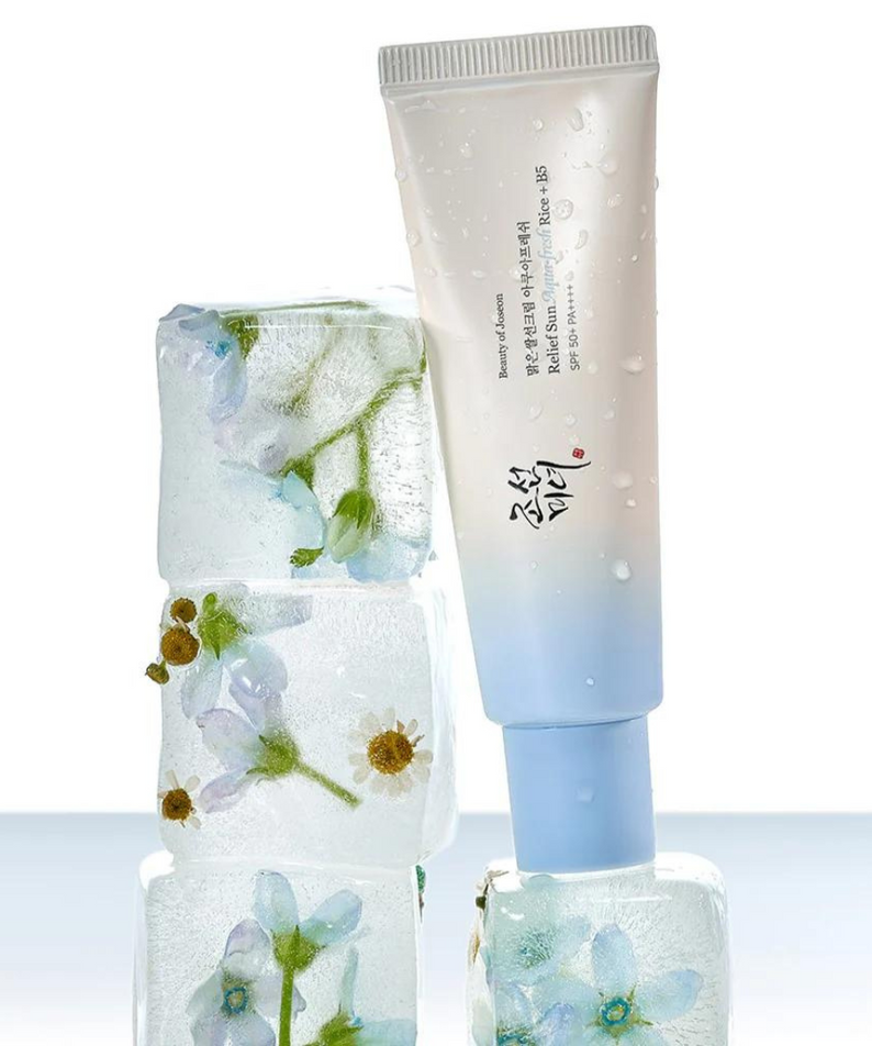 BEAUTY OF JOSEON Relief Sun Aqua Fresh SPF50+ PA++++ 50ml, tube crème hydratante sur fond clair, gouttes d’eau et fleurs