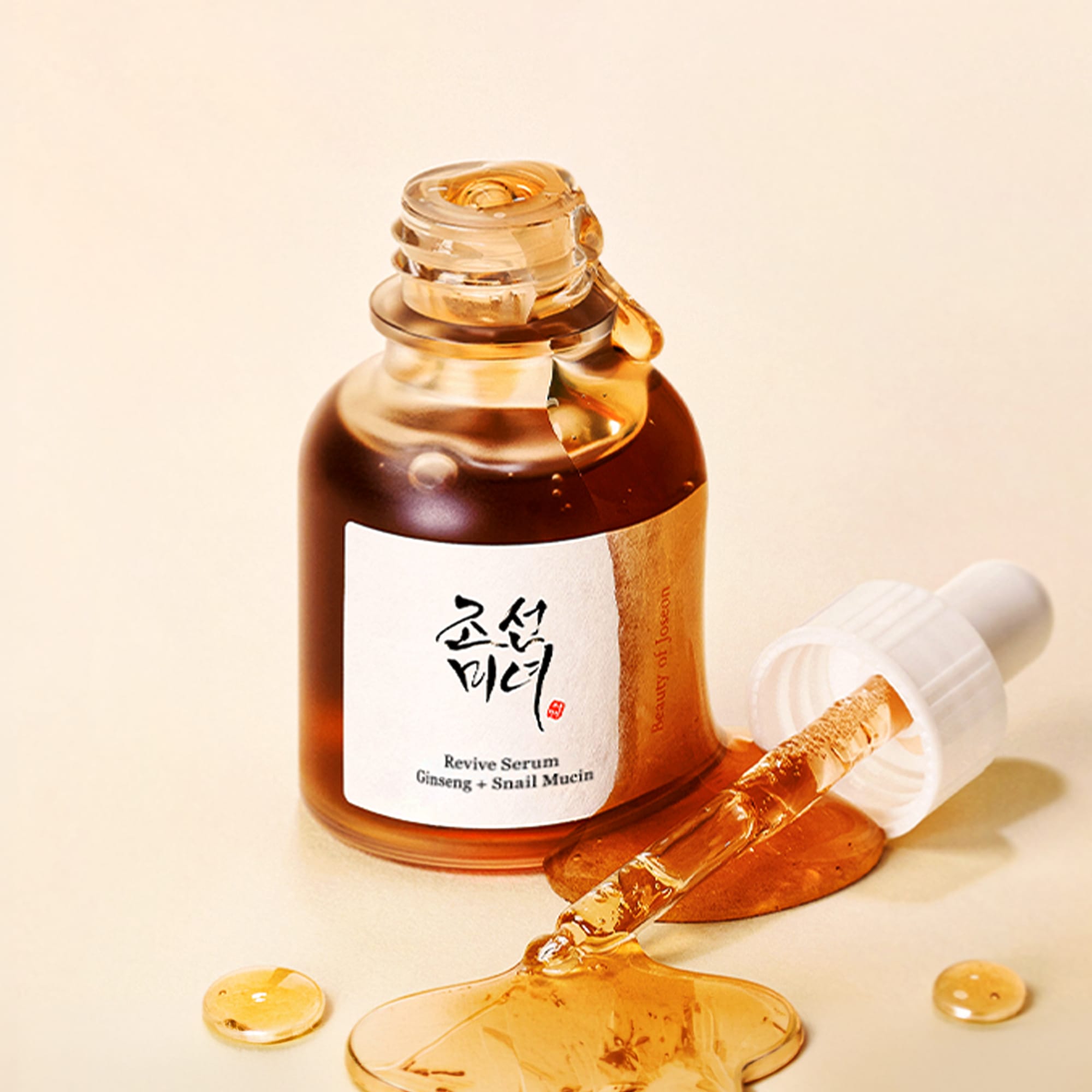 BEAUTY OF JOSEON Ginseng Snail Serum 30ml, flacon brun et gouttes sur fond clair, marque Beauty of Joseon