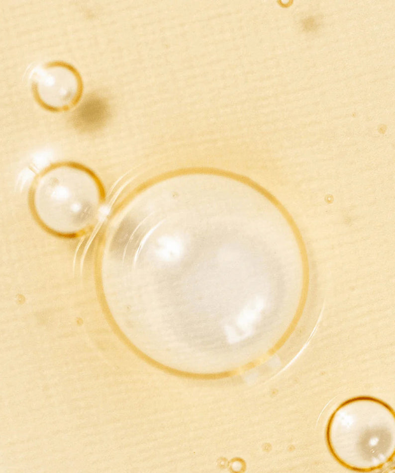 BEAUTY OF JOSEON Ginseng Snail Serum 30ml, sérum de la marque, flacon sur fond beige avec bulles et texture.