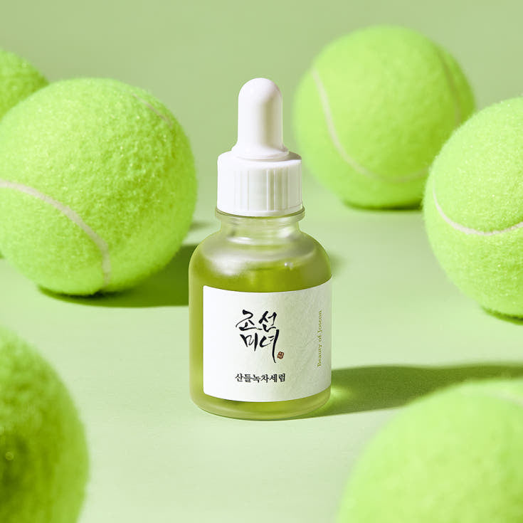 Décris l'image en français en mentionnant le produit, la marque et le contexte visuel : BEAUTY OF JOSEON Calming Serum Green Tea + Panthenol 30ml