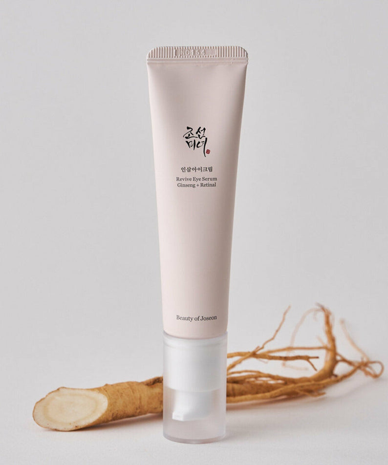 BEAUTY OF JOSEON Revive Eye Serum 30ml, tube rose sur fond clair avec racine de ginseng, contexte beauté.