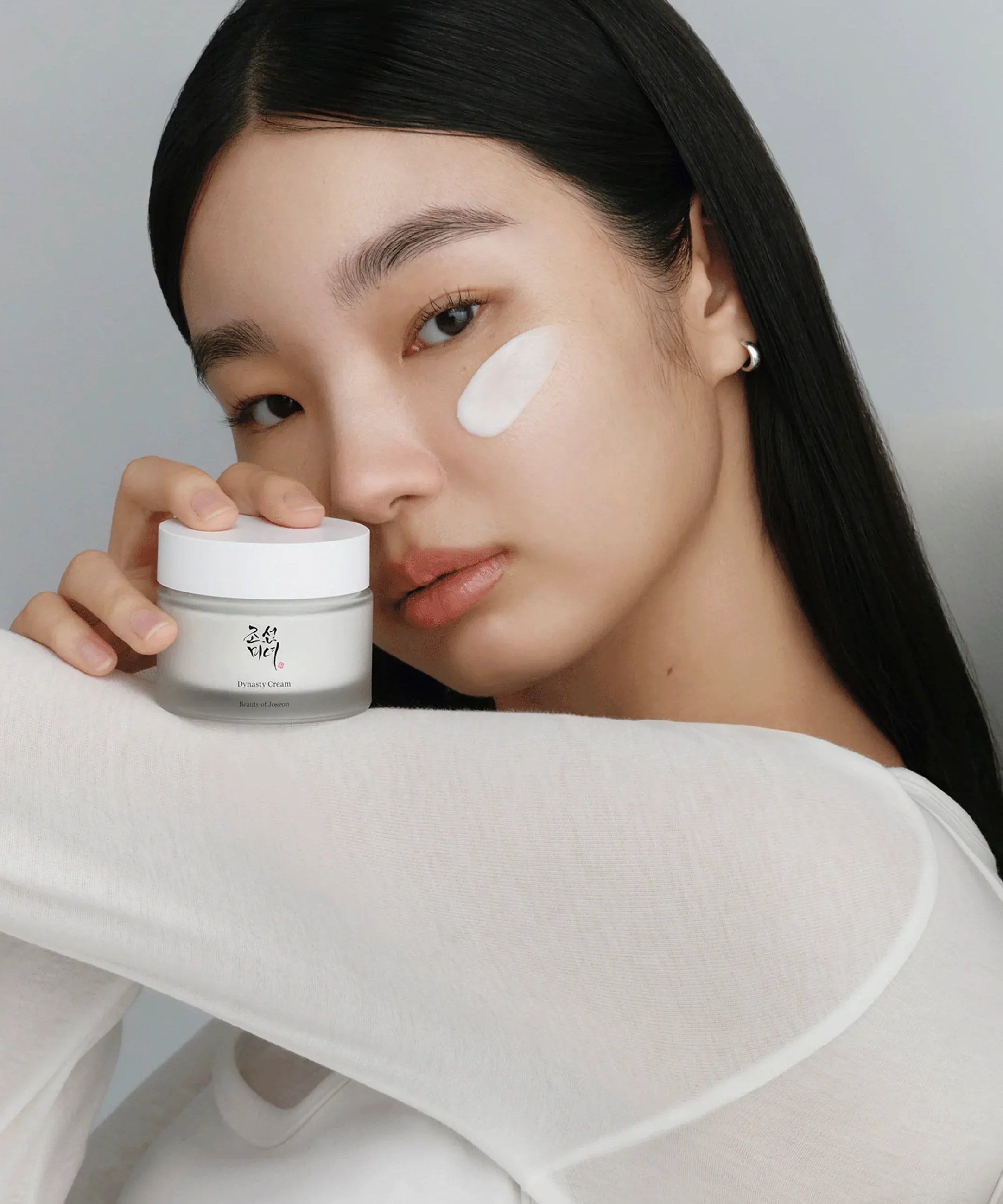 BEAUTY OF JOSEON Dynasty Cream 50ml : crème visage sur peau, femme applique le produit en studio sur fond clair.