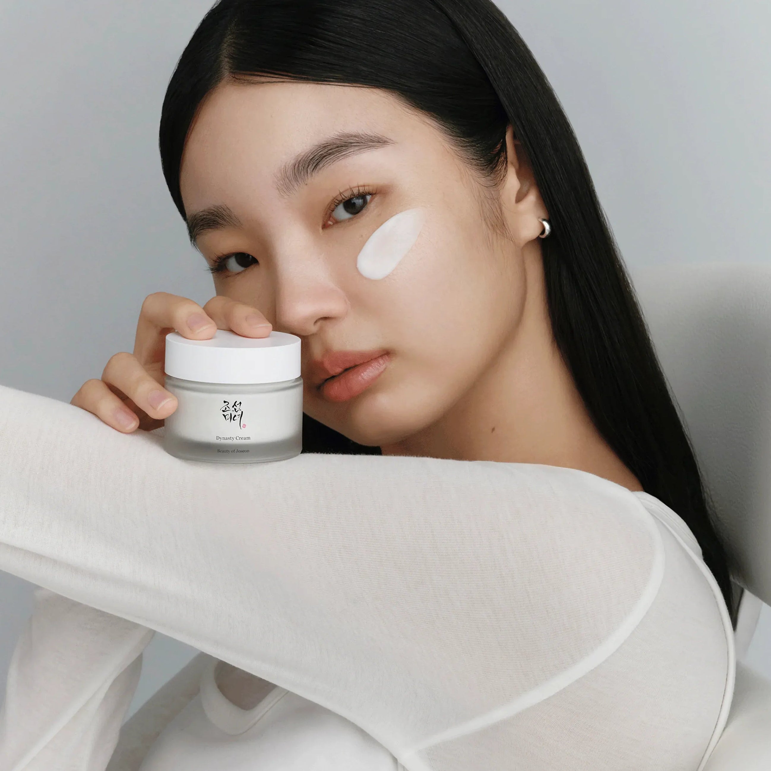 BEAUTY OF JOSEON Dynasty Cream 50ml : crème visage sur peau, femme applique le produit en studio sur fond clair.