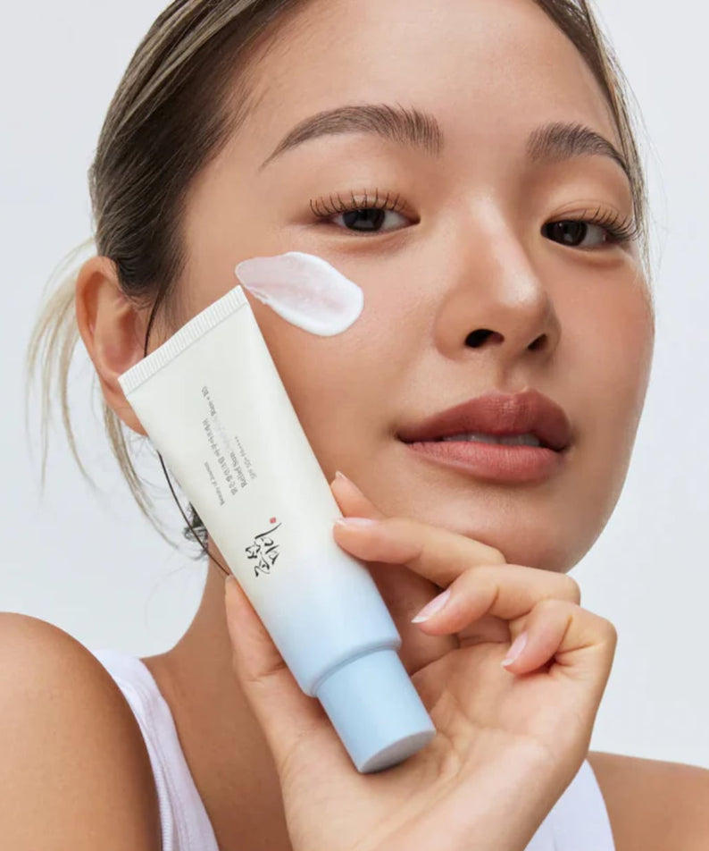 BEAUTY OF JOSEON Relief Sun Aqua Fresh SPF50+ PA++++ 50ml, tube sur visage avec application, femme en studio fond clair.